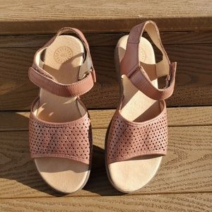 🍇2/$20 Girls UGG Sandal Size 3